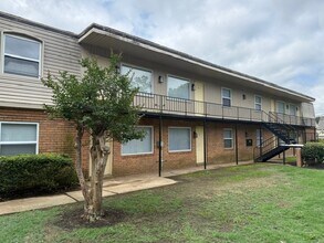 Center Court Apartments in Collierville, TN - Foto de edificio - Building Photo