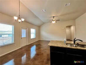 334 Emma Dr in New Braunfels, TX - Foto de edificio - Building Photo