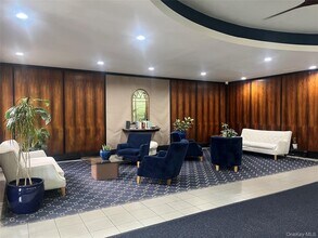 666 Pelham Rd in New Rochelle, NY - Building Photo - Building Photo