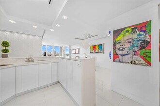 1717 N Bayshore Dr in Miami, FL - Building Photo - Building Photo