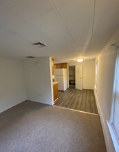 165 Huntingtown Rd in Newtown, CT - Building Photo - Building Photo