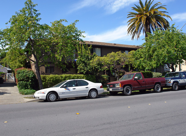 655 N Delaware St in San Mateo, CA - Building Photo - Building Photo