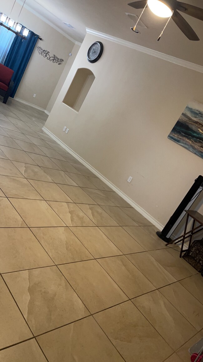 5542 Marble Falls St in Laredo, TX - Foto de edificio - Building Photo
