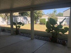 2614 W Oakridge Ave in Visalia, CA - Building Photo - Building Photo