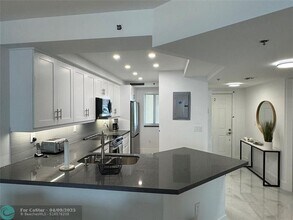 18260 N Bay Rd in Sunny Isles Beach, FL - Building Photo - Building Photo
