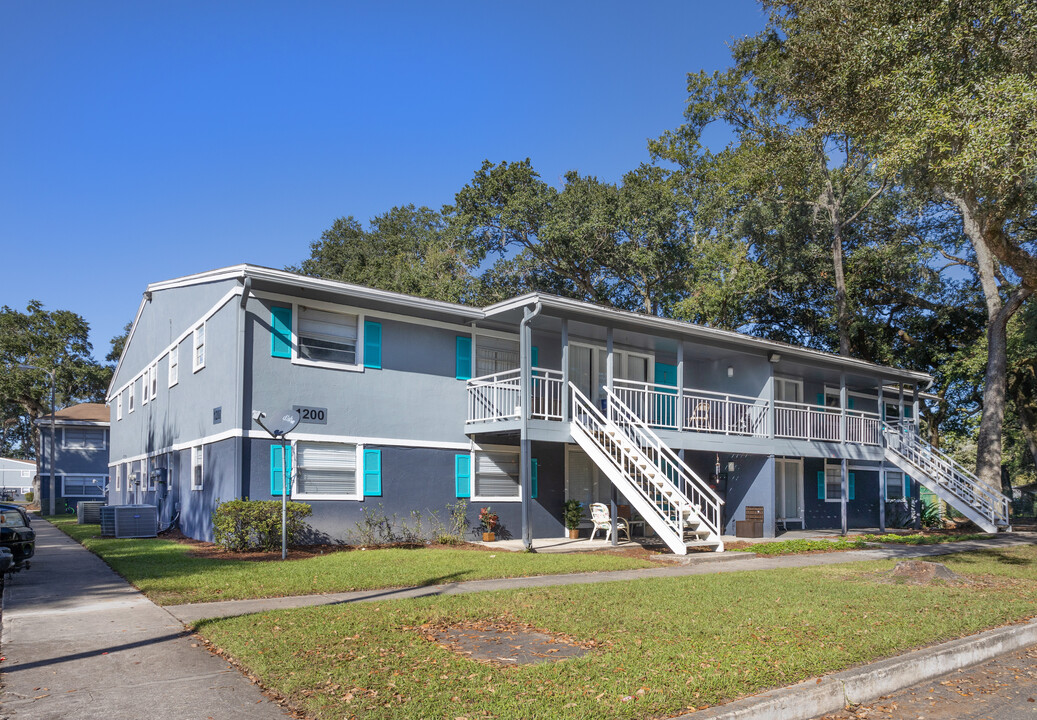 zLakewood Oaks in Jacksonville, FL - Building Photo