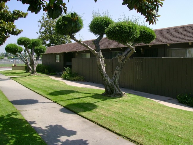 Green Meadows Apartments in Anaheim, CA - Building Photo - Building Photo