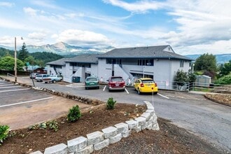 40 SW Wasco St in Cascade Locks, OR - Foto de edificio - Building Photo