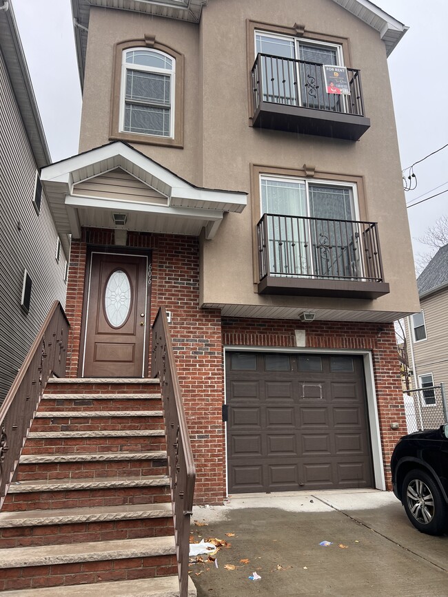 606 Magnolia Ave, Unit 606 Magnolia Ave in Elizabeth, NJ - Building Photo - Building Photo