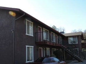 48922 River Park Rd in Oakhurst, CA - Foto de edificio - Building Photo