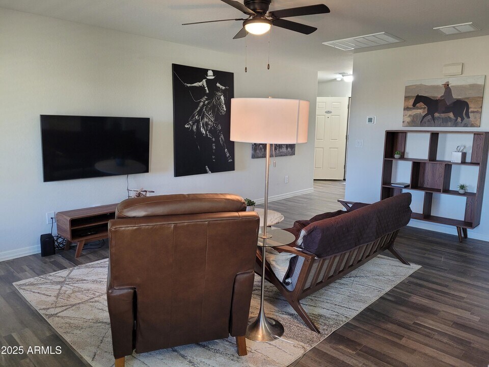 70 W Cottonwood Ln in Wickenburg, AZ - Building Photo