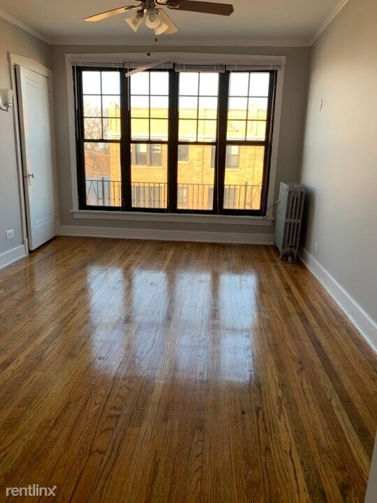 1747 W Devon Ave in Chicago, IL - Building Photo