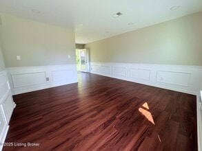 10806 Milwaukee Way in Louisville, KY - Foto de edificio - Building Photo