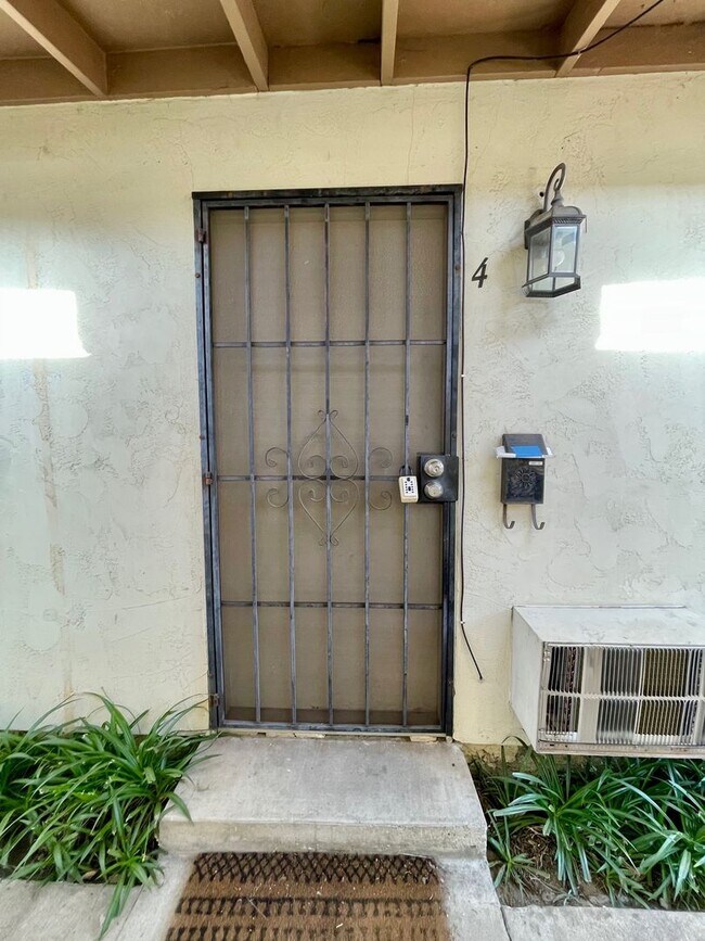 657 Dorothy St in El Cajon, CA - Foto de edificio - Building Photo