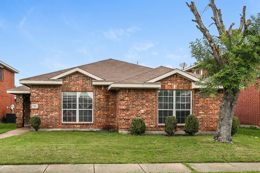 705 Pine Hollow Dr in Desoto, TX - Building Photo