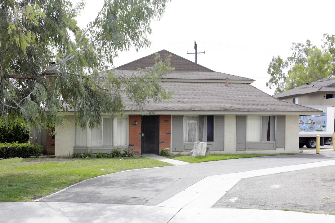 16021-16031 Bliss Ln in Tustin, CA - Building Photo
