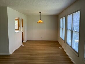 1930 N Lakeside Plaza in Hoffman Estates, IL - Building Photo - Building Photo