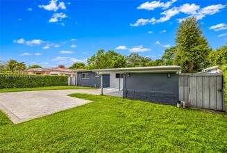 840 NE 159th St in North Miami Beach, FL - Building Photo - Building Photo