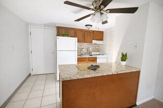 Fountain Square in North Versailles, PA - Foto de edificio - Building Photo