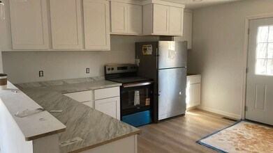 2318 Holiday St, Unit 2 in Lynchburg, VA - Foto de edificio - Building Photo