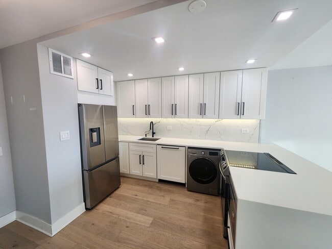 1560 N Sandburg Terrace in Chicago, IL - Building Photo - Building Photo