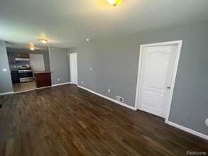 213 Hughes Ave in Pontiac, MI - Foto de edificio - Building Photo