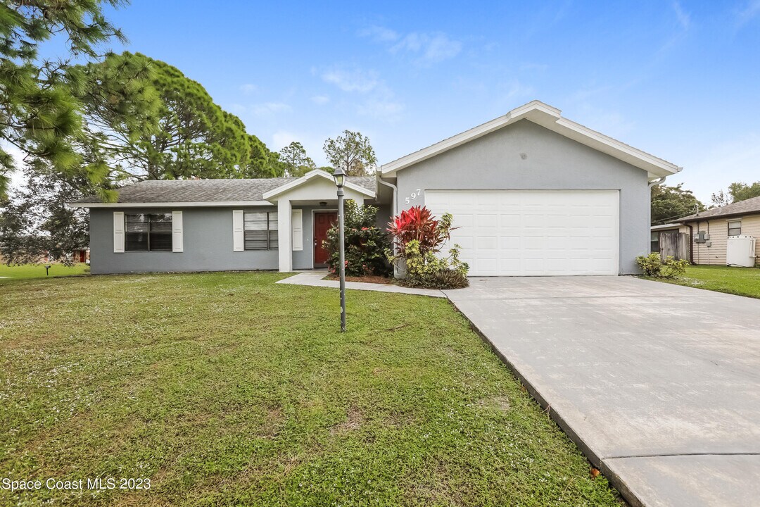 597 Hillsdale Ave NW in Palm Bay, FL - Building Photo