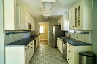 6606 Glenn Lakes Dr in Houston, TX - Building Photo - Building Photo