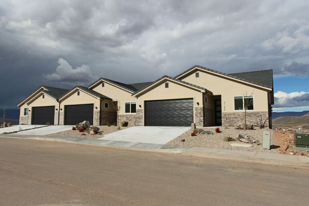 2166 380 S in Hurricane, UT - Foto de edificio