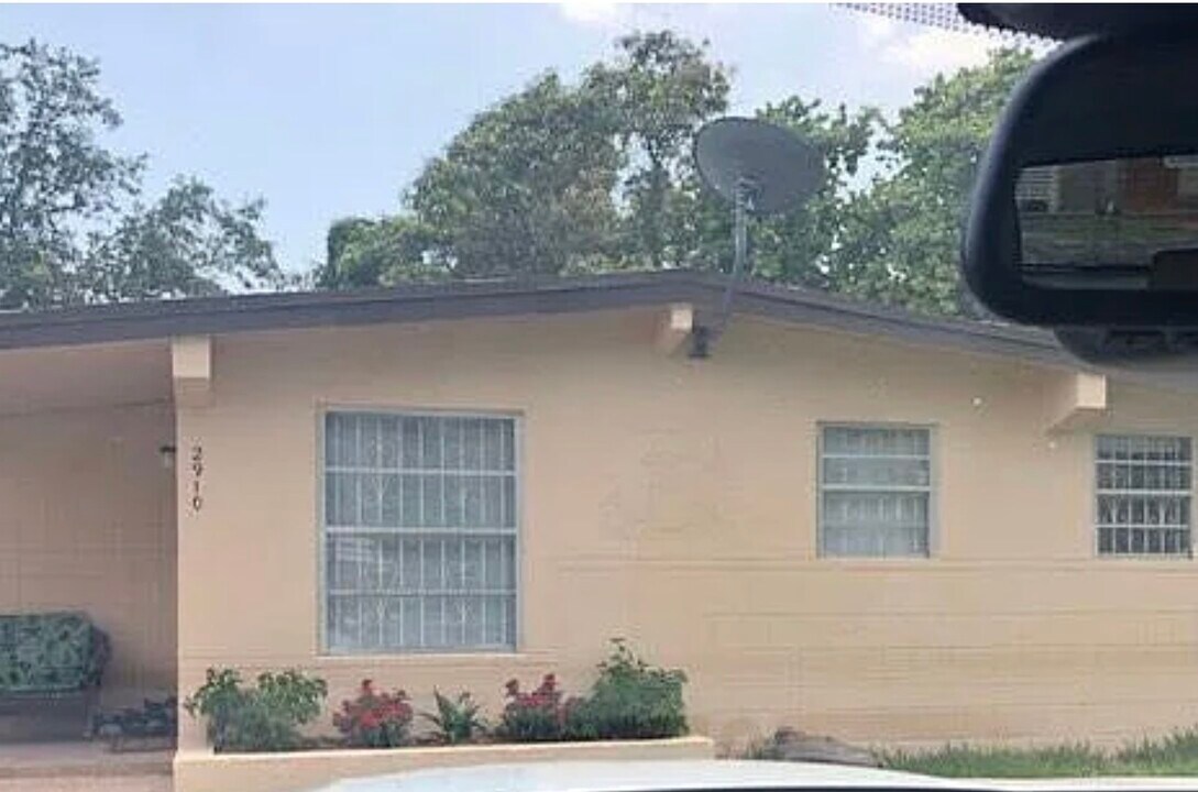 2910 NW 47th St in Miami, FL - Building Photo