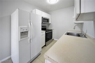 4621 Bayshore Dr in Naples, FL - Building Photo - Building Photo