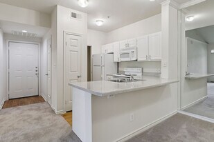 Oaks Hackberry Creek in Irving, TX - Building Photo