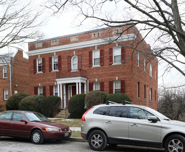 2346 40th St NW in Washington, DC - Foto de edificio - Building Photo