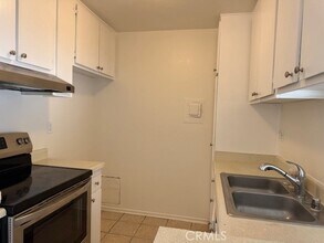 18307 Burbank Blvd in Los Angeles, CA - Building Photo - Building Photo