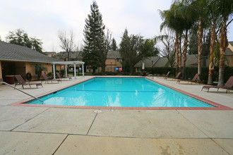 Pineview Apartments in Bakersfield, CA - Building Photo - Building Photo