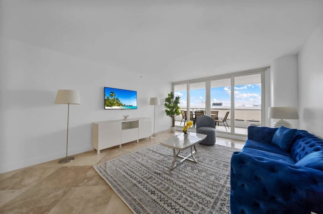 1717 N Bayshore Dr in Miami, FL - Building Photo