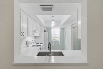 1023 Pine Isle Ln in Naples, FL - Building Photo - Building Photo