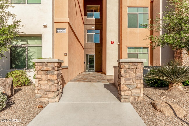 property at 4909 N Woodmere Fairway