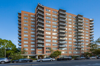 7031 108th St in Forest Hills, NY - Foto de edificio - Building Photo