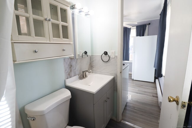 8 Vivian St in Waterford, CT - Building Photo - Building Photo