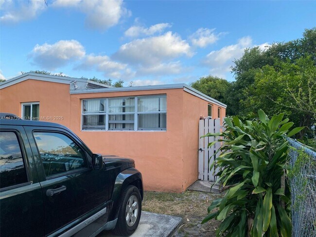 1210 NE 158th St-Unit -A in North Miami Beach, FL - Building Photo - Building Photo