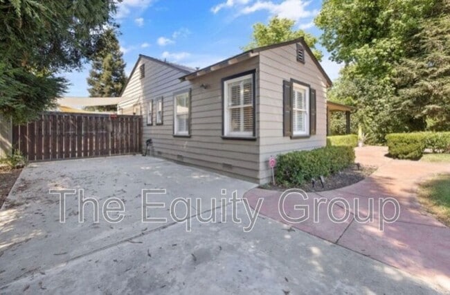 1708 W Myrtle Ave in Visalia, CA - Building Photo - Building Photo