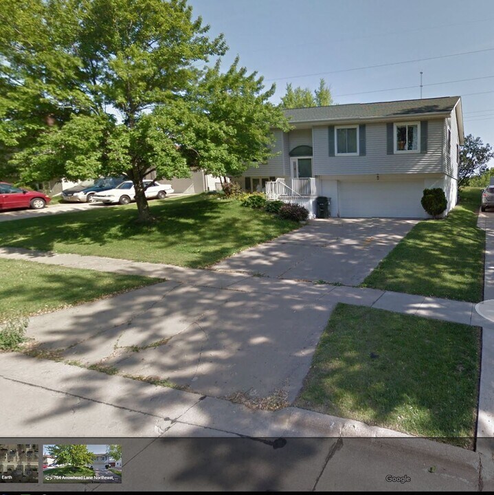 728 Arrowhead Lane Northeast in Cedar Rapids, IA - Building Photo