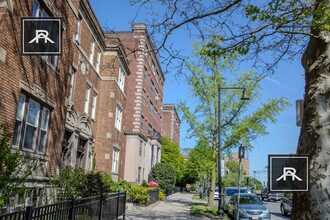 2001 Commonwealth Ave in Boston, MA - Foto de edificio - Building Photo