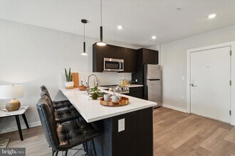 3449 Scotts Ln, Unit 428 in Philadelphia, PA - Foto de edificio - Building Photo