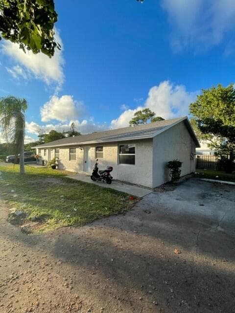 1420 Barton Rd in Lake Worth Beach, FL - Building Photo