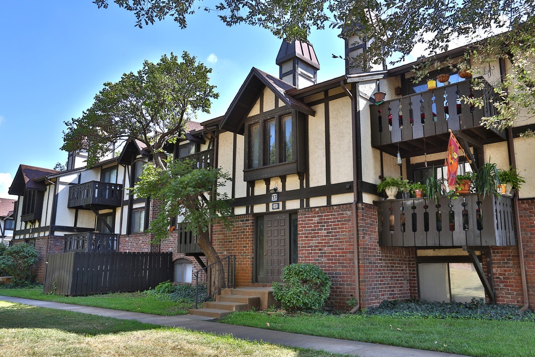 Village Park at Barclay Square in Wichita, KS - Building Photo