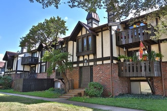 Village Park at Barclay Square in Wichita, KS - Foto de edificio - Building Photo