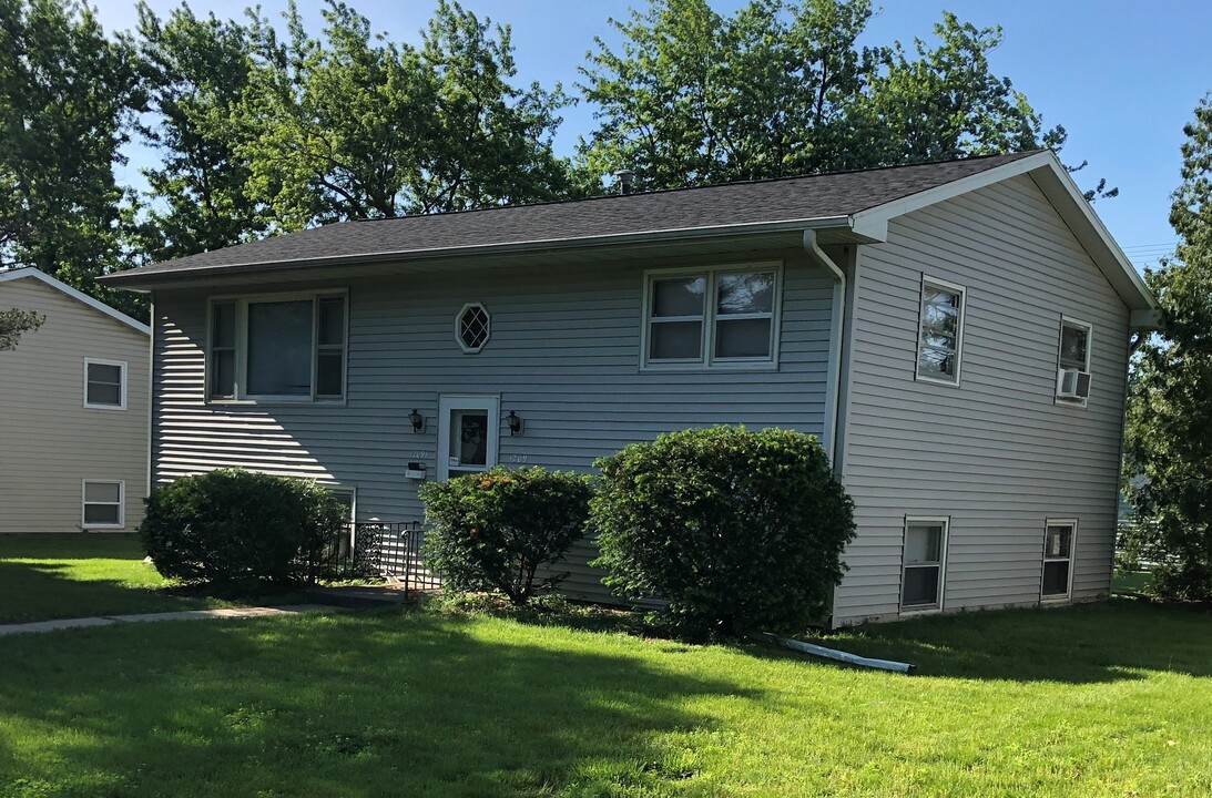 1209 Bowler St in Hiawatha, IA - Building Photo