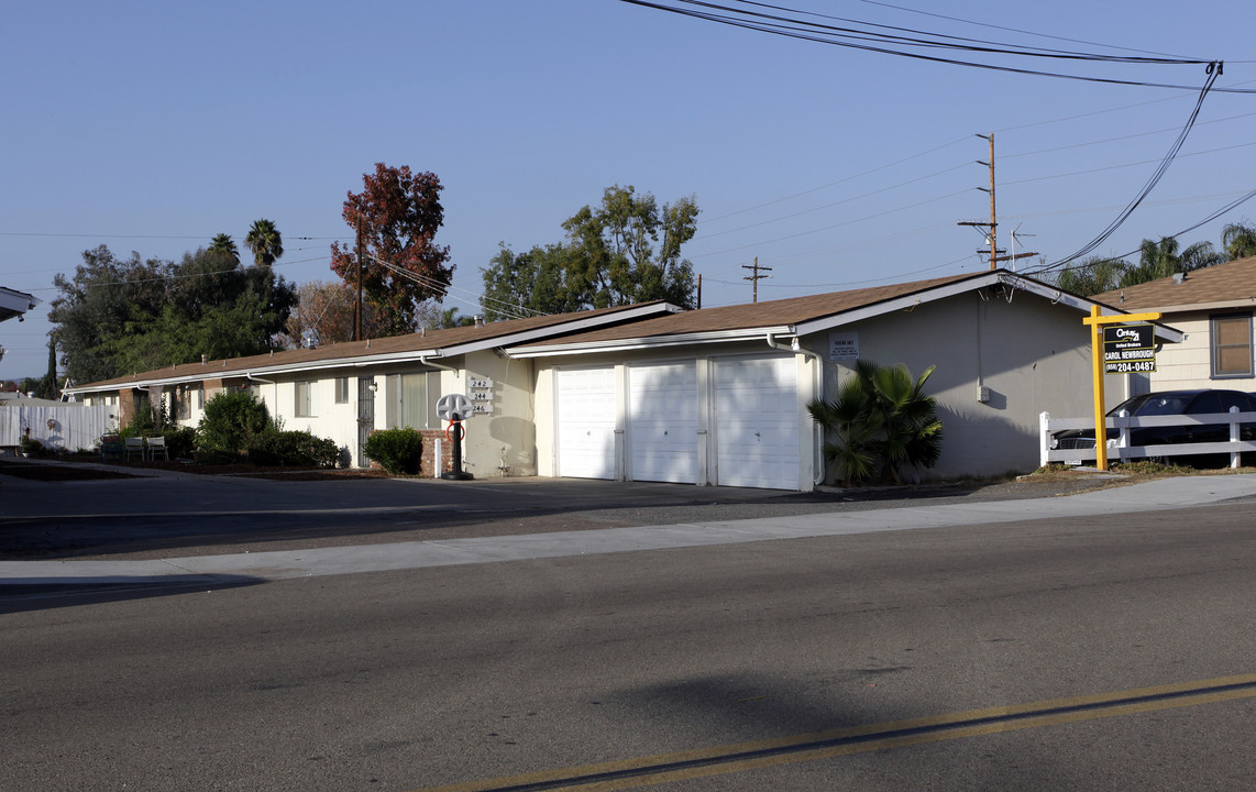 238-246 E 15th Ave in Escondido, CA - Foto de edificio